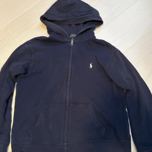 Ralph lauren zip hoodie - mycket bra skick, orginal pris 1 100kr.
