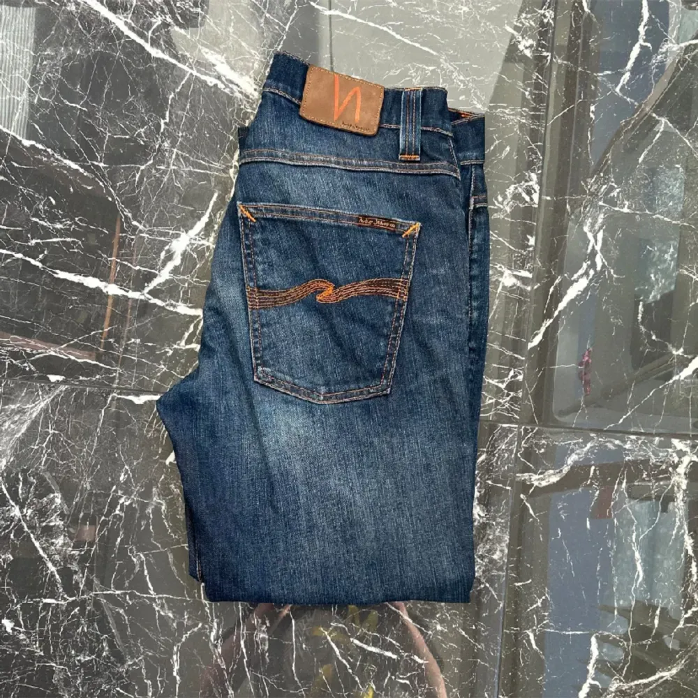 Nudie jeans i modellen grim trim. Storlek 31/30 nypris runt 1700kr. (Omsydda från 34L till 30L). Jeans & Byxor.