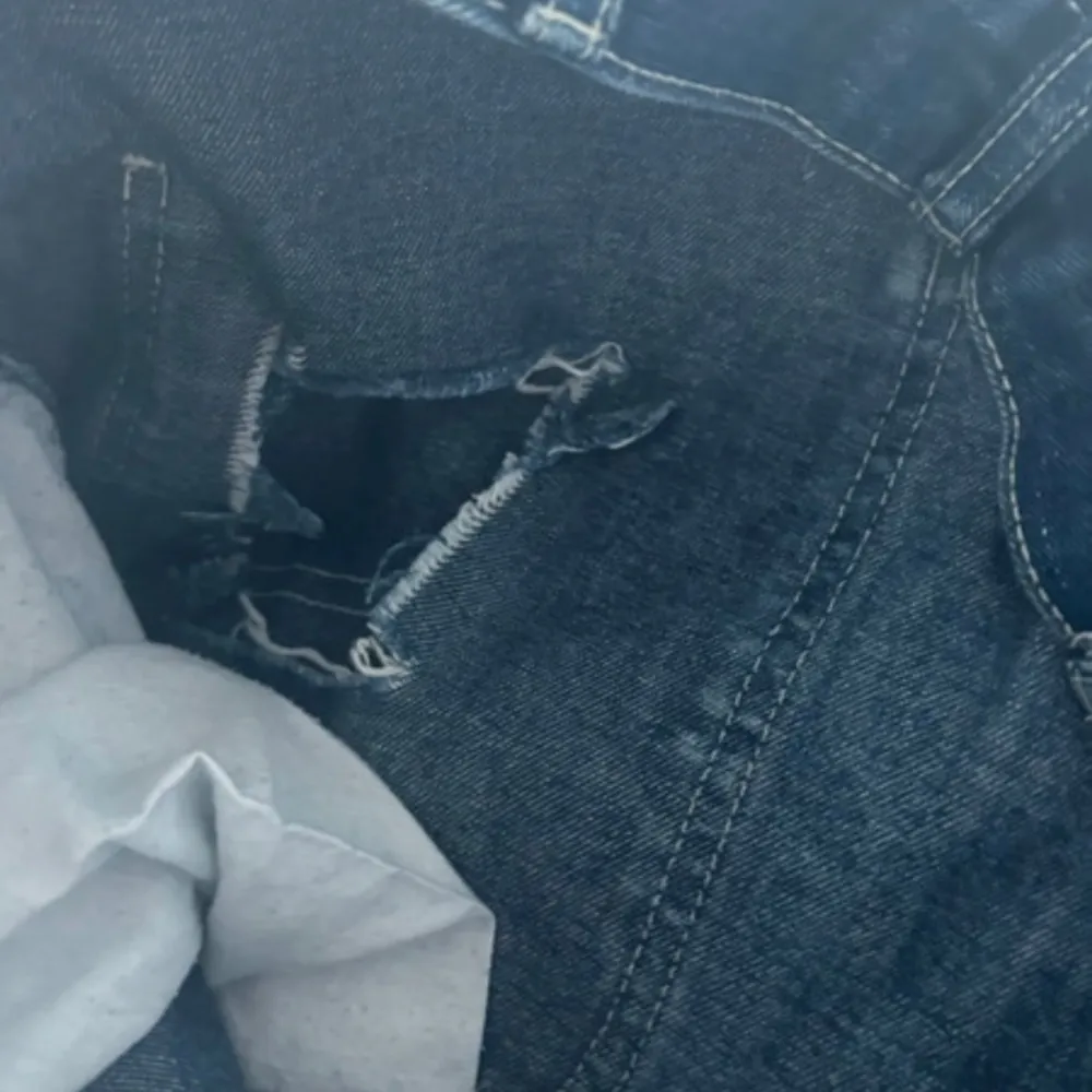 mörkblå jeans från Crocker, i jättebra skick men har ett hål i ena bakfickan  Sol referens är jag 164. Jeans & Byxor.