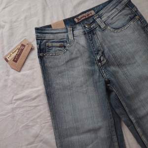 Säljer dessa snygga vintage jeans men detaljer på fram o backficka!🙌