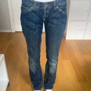 SNYGGA LÅGMIDJADE JEANS - Säljer mina jätte fina lågmidjade jeans från Tommy hilifger. De klassas som vintage och i modellen straight leg. Storleken är 29/34. Passar bra i längden om man är runt 170 cm lång. Kom privat om ni har några frågor💞😊!