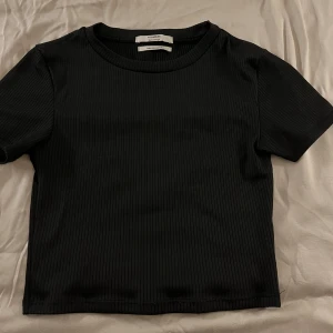 Croppad tröja  - En croppad tröja som använts fåtal gånger och sedan bara legat och tagit plats. Fint skick