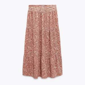 Söker denna kjol från zara i xs, s, eller m! Till bra pris