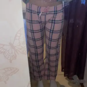 Säljer jätte fina pyjamas byxor som är för korta för mig som är 163. Dom är stretchiga. Stygnen längst ner på båda benen har gått upp lite, men annars är dom i bra skick🫶🏻. Hela byxorna från början till slut är 90cm långa💕. 