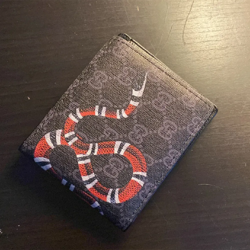 Säljer denna helt nya Gucci plånboken. Kvalite 10/10 och super snygg. . Övrigt.