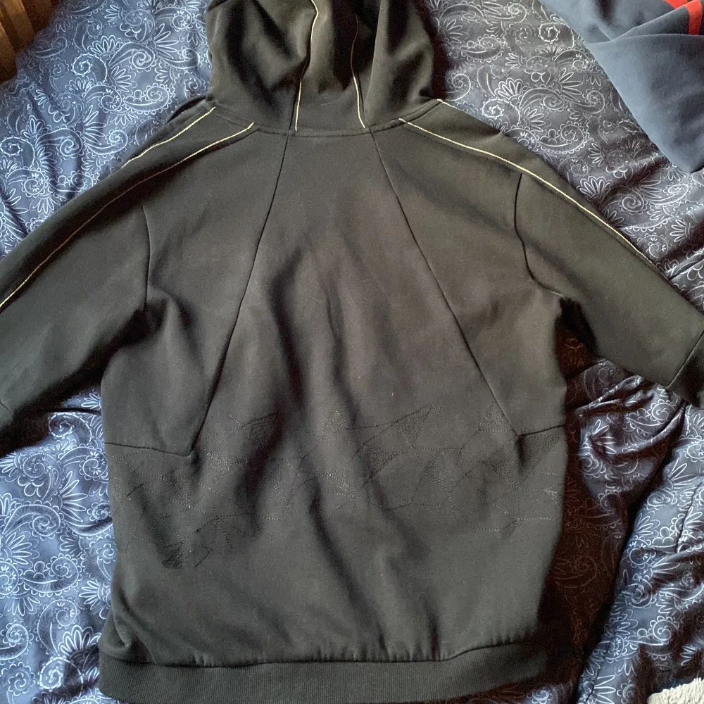 Säljer min boss hoodie den är i ganska bra skick men den är använd ett fler tal gånger.  . Hoodies.