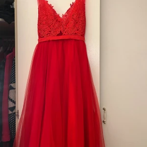 Balklänning - Klänning som är perfekt för bal eller finare tillfällen. Använd endast en gång därav bra skick! Prislapp kvar 😊 Storlek finns inte med på klänningen, men var lite lång för mig som är ca 165 (använde inte klackar på bilderna) Skriv vid frågor ❤️