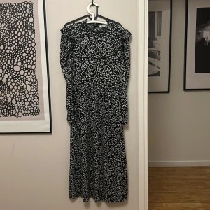 Prickig klänning från Asos - Använd fåtal gånger, storlek 38. Volang på axlarna och markerad midja. Stretchig och skön klänning, väldigt fin på.  Storlek 38 men passar även 36.  Inköpt på asos.  