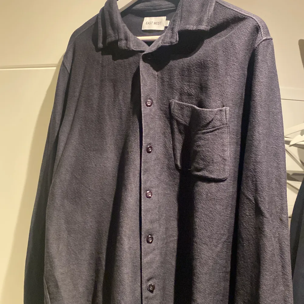 Säljer nu en snygg overshirt från EastWest i mycket bra skick! Storleken är L och nypris är 1200kr. Tröjor & Koftor.