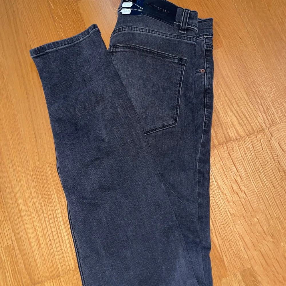 Jeans från J.LINDEBERG aldrig använda, nyskick. Köpta för 1200kr mitt pris är 500 men pris går att diskutera. . Jeans & Byxor.