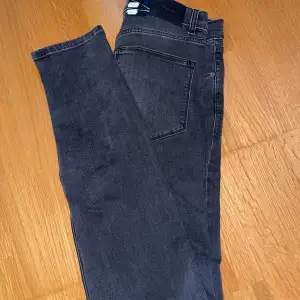 Jeans från J.LINDEBERG aldrig använda, nyskick. Köpta för 1200kr mitt pris är 500 men pris går att diskutera. 