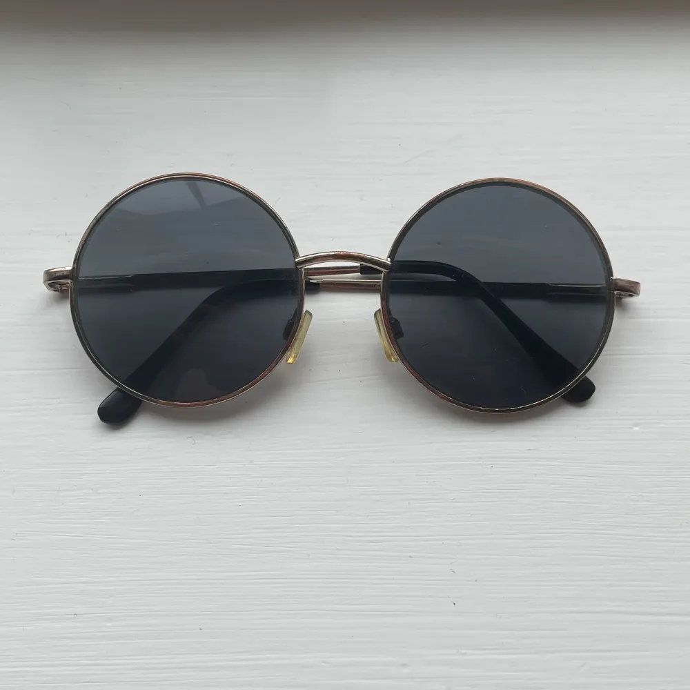 Vintage solglasögon  I använt men fint skick  Det finns små repor på glaset men inget som stör. Accessoarer.
