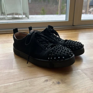 Loubs skor svarta - Saknar fyra taggar på vänster sko, en tagg på höger sko. Skit snygga skor köpte nya förra sommaren men växt ut dom nu, har inte kvittot på att de är äkta därför säljer jag dom billigt, nypris 9000, pris kan diskuteras  