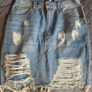 Denimkjol med strass & slitningar  - Denimkjol med strass och distress. 