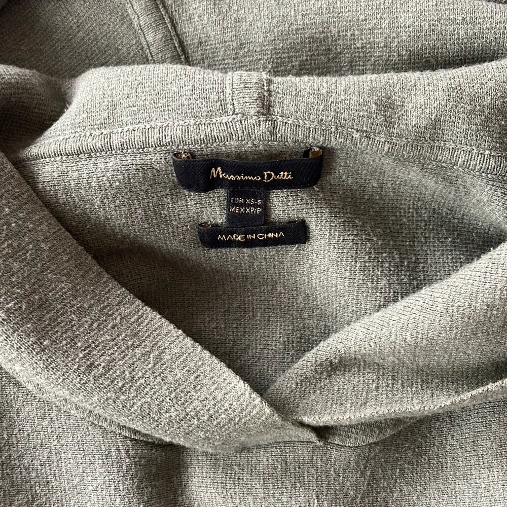 Stickad hoodie från Massimo Dutti. Sparsamt använd. Oversized i storleken.. Stickat.