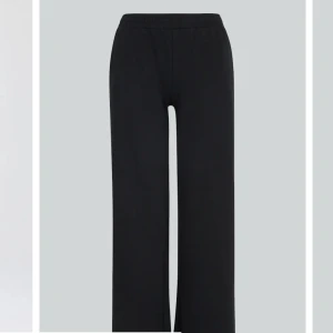 Lågmidjade mjukisbyxor - Säljer mina jättesnygga lågmidjade mjukisbyxor från bikbok då dom tyvärr har blivit för korta🥰