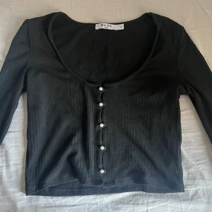 Svart långärmad tröja  - Svart långärmad tröja i storlek XS från NA-KD.