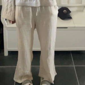  Lågmidjade linnebyxor  -  Säljer nu mina linnebyxor som jag haft som favorit varje sommar men nu säljer för de blivit för små