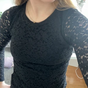 Spetstopp - Säljer en väldigt fin svart spetstopp då den tyvärr är för liten för mig. Den är i storlek 146-152 och i fint skick.