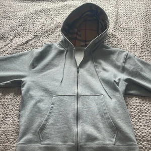 Burberry Hoodie - Säljer min Burberry hoodie, väldigt fräsch och snygg tröja. Hoodien är i stl M