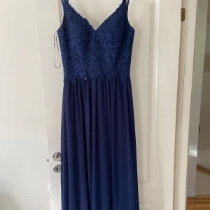 Balklänning  - Nyskick ändats använd 1 kväll, perfekt längd på mig som är 176, skriv för fler bilder priset går o diskuteras vid snabb affär