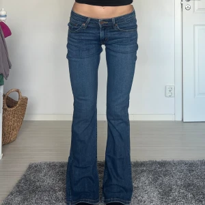Levis - midjemått: 36cm rakt över, innerbenslängd: 80cm 💗 