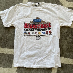 Rare vintage t shirt - Single stitch NCAA baskettisha från 2008! Galet bra skick och sitter sjukt snyggt!