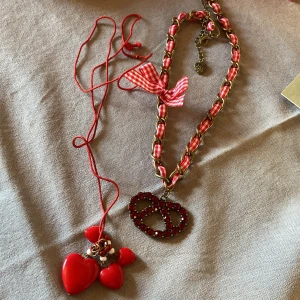 Halsband -  två jättefina halsband  med hjärtan ❤️ Skriv vad ni är intresserade av så skickar jag mer info och pris❤️