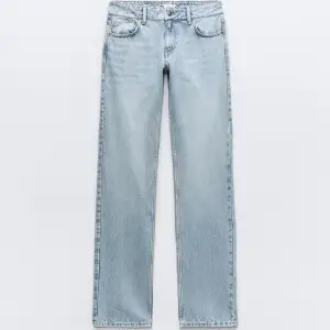 Säljer nu mina jätte fina lågmidjade jeans från ZARA då jag inte får någon användning av de. Använda en gång så fint skick! (OBS inte mina bilder, egna bilder kan fås vid intresse) Kom gärna med prisförslag!😇💖Köpta på Zaras hemsida för 399kr!