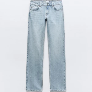 Låg midjade ZARA jeans - Säljer nu mina jätte fina lågmidjade jeans från ZARA då jag inte får någon användning av de. Använda en gång så fint skick! (OBS inte mina bilder, egna bilder kan fås vid intresse) Kom gärna med prisförslag!😇💖Köpta på Zaras hemsida för 399kr!