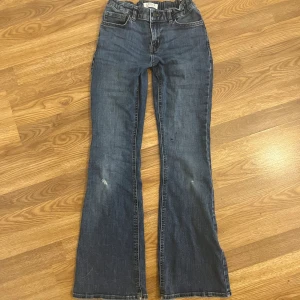 Low waist bootcut jeans - Low waisted jeans från lindex kids storlek 164 går att spänna i midjan