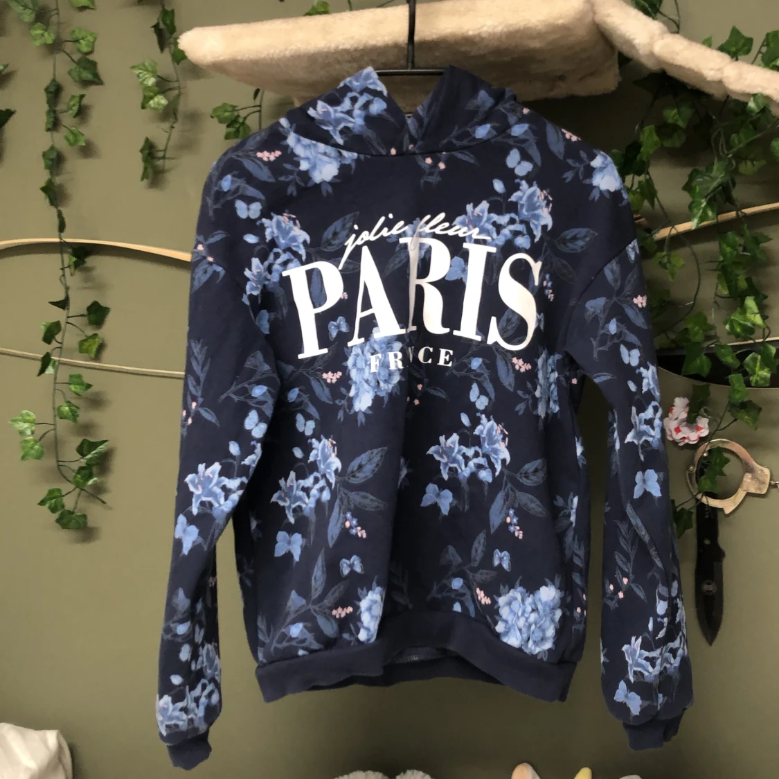 Blå blommig hoddie - 91