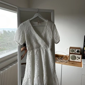 Vit klänning - Vit kort sommarklänning från h&m i storlek xxs, men skulle säga att den sitter som en xs/s, stretchig i midjan och i fint skick😊