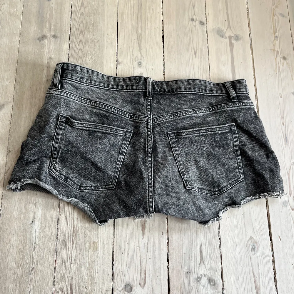 Bästa jeansshorts med låg midja💛 tyvärr blivit försmå för mig. Shorts.