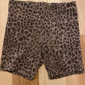 Shorts strl 122/128 - Begagnat skick. Trådsläpp på ena benet, se bild. Syns inte när dom är på.  Jag är väldigt mån om mina köpare. Skulle du vara missnöjd med ditt köp så ta gärna kontakt med mig innan dåligt omdöme, så har jag en chans att rätta till det.