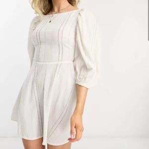 Vit klänning - Vit klänning från asos. Öppen rygg och ganska see through, men så fin. Aldrig använd💗