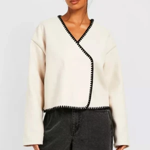 kappa - Slutsåld tunn beige vårkappa från Boohoo. Helt ny och oanvänd, endast testad med lapparna kvar. Nypris 684kr. Storlek S men motsvarar XS då den är lite liten i storleken. Säljer då jag har en likadan. ryck gärna på köp nu. 