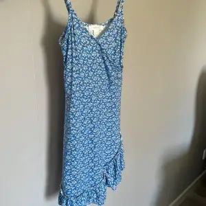 Hej, Jag säljer en Gina Tricot klänning i storlek 146/152💘 den köptes förra året💘 den är använd 1-2 gånger och är i nyskick💘 kontakta mig innan du trycker på köp💘