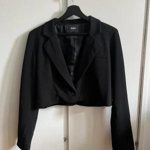 Kort kavaj  - Skitsnygg croppad kavaj/blazer från bikbok i storlek s. Nyskick endast använd en gång och sedan dess bara hängt i garderoben.