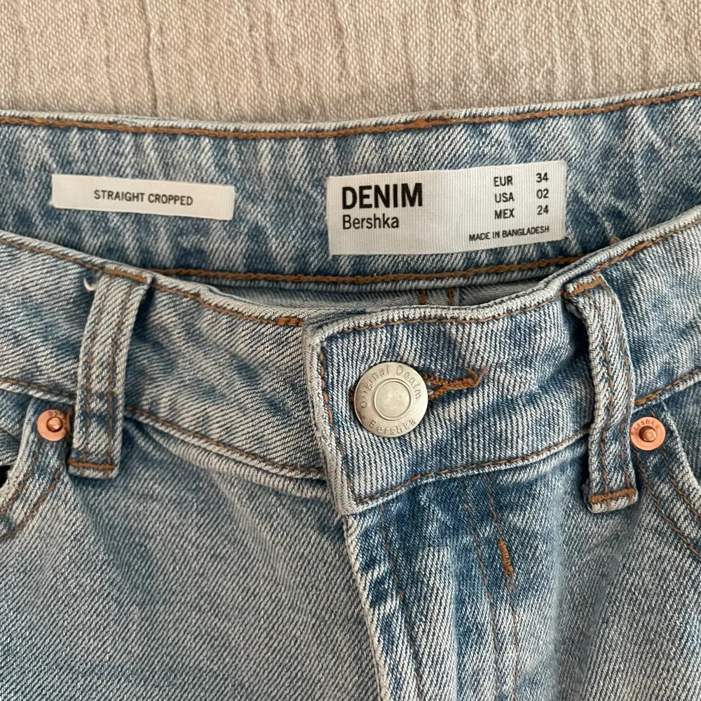 Straight Cropped Jeans från Bershka. Fint skick, knappt använda. Storlek 34, motsvarar XS. Ankellånga 💕. Jeans & Byxor.