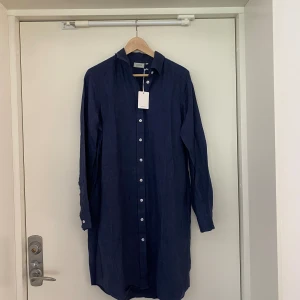 Klänning - Klänning i Linné  från Boomerang. Oanvänd nypris: 1999kr 