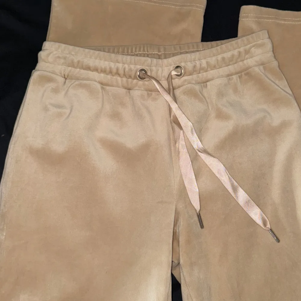 Storlek XS men passar S/M då materialet är anpassningsbart. Från Gina tricot.. Jeans & Byxor.