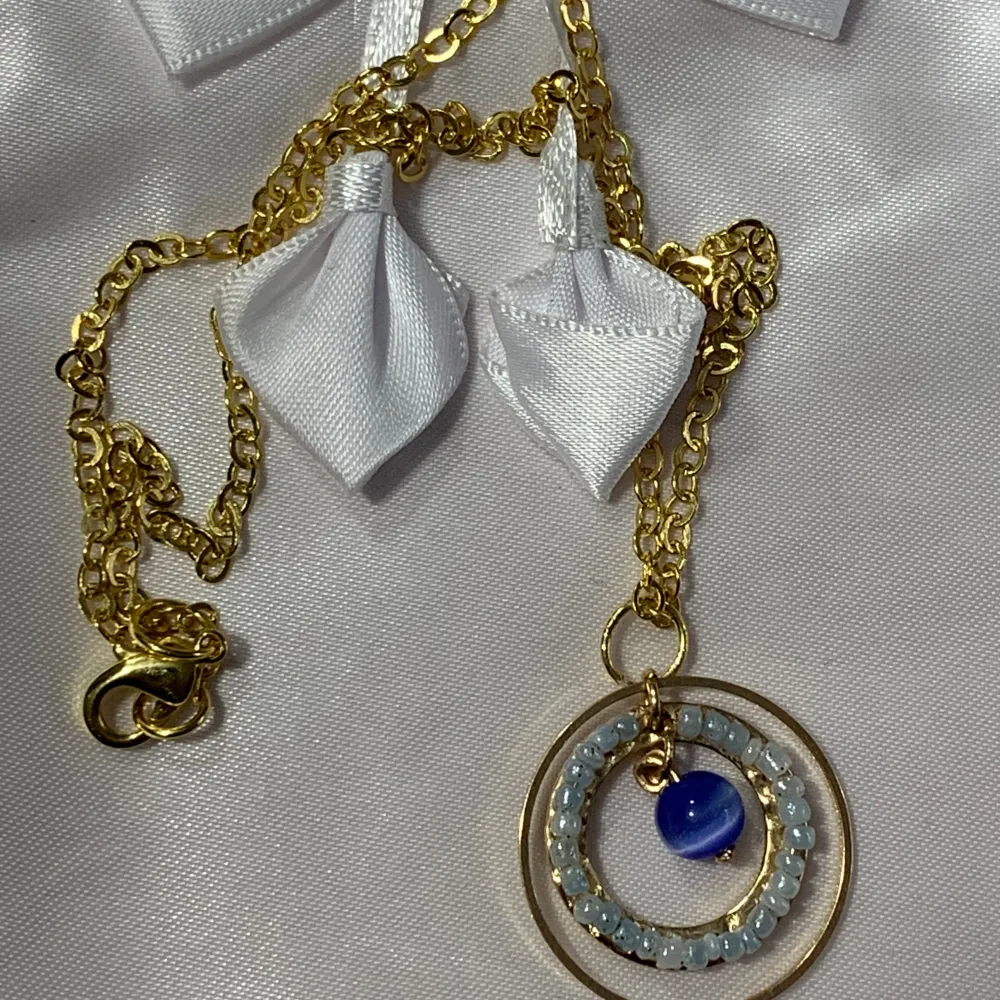 Elegant blue moon halsband. Handgjort. Kedjan är 42cm i längd och är godkönd av EU's regler för metaller i smycke tillverkning. Hängen är 3x3cm. . Accessoarer.