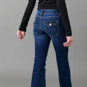 Mörkblå lowaist jeans från Gina Young. Köpte för inte så längesen men väljer att sälja då dem är för korta för mig.  Köptes för 350kr  Säljes för 100kr
