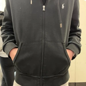 Ralph Lauren zip Hoodie  - Säljer nu min Ralph lauren tröja då jag ej använder den längre, den ä ny och fint skick