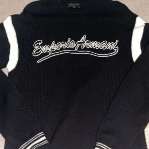 Stickad Armani tröja  - Tagit mycket bra hand dom den finns ej skador eller något sånt likande   Köpt för 4500 Storlek S men funkar också i M