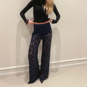 Spetsbyxor  - Spetsbyxor från design by si i marinblå, aldrig använda på grund av att dem va för korta på mig (är 180cm). Väldigt fina byxor i bra kvalitet! Bilderna är tagna från deras hemsida.