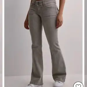 Säljer dessa oanvända gråa jeans!