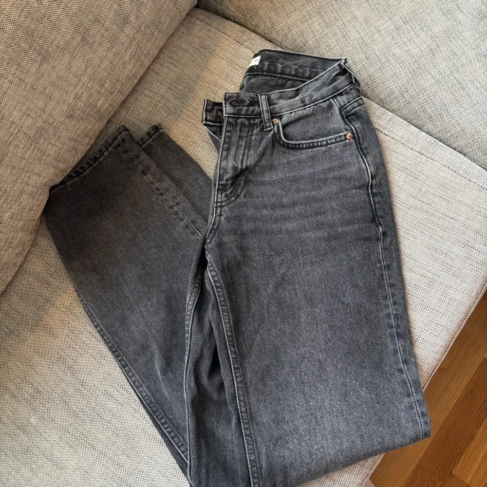 Snygga mid waist jeans från Gina Tricot, nästan oanvända💕Skriv för fler bilder, Nypris 500. Jeans & Byxor.