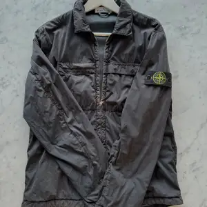 Tjena! Säljer en Stone Island vår jacka. Den är i färgen svart och storlek M. Skick ca 8/10. Hör av dig vid frågor.